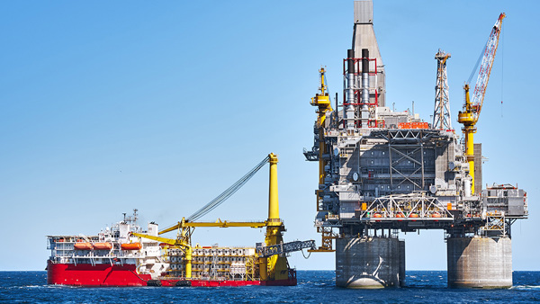 Supply vessel & offshore rig